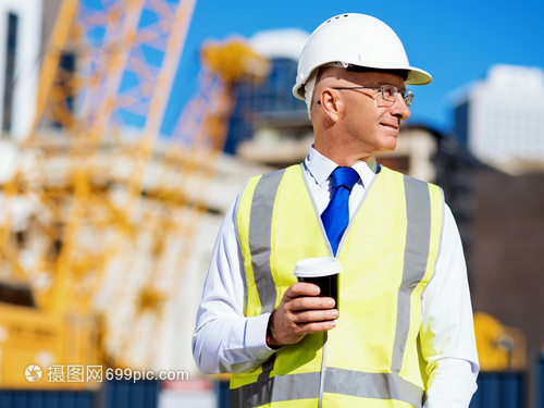 工地晨光 一杯咖啡，一份堅(jiān)守