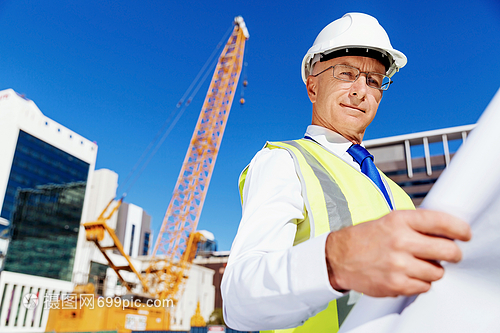 筑夢藍(lán)圖 建筑工地上工程師與建設(shè)者的交響